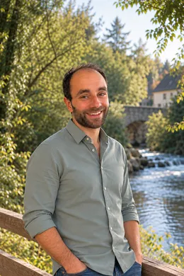 Nicolas, fondateur de Venoge Web Création, au bord de la Venoge